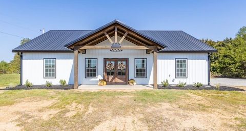 2404 Summer Oaks Cir Summertown TN 38483