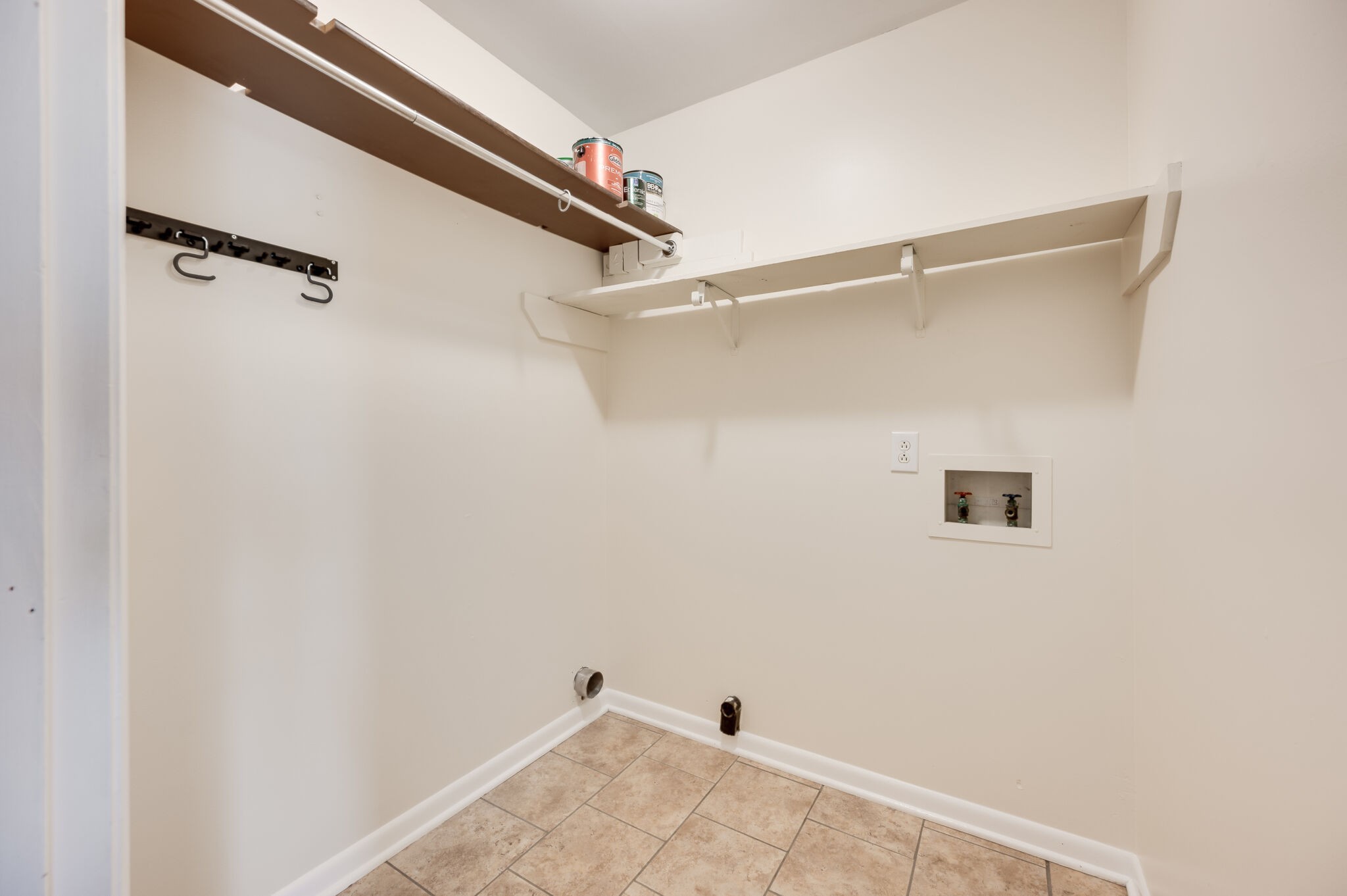 Nashville, Tennessee 37217, United States, 3 Bedrooms Bedrooms, ,2 BathroomsBathrooms,Residential,Pending,81603