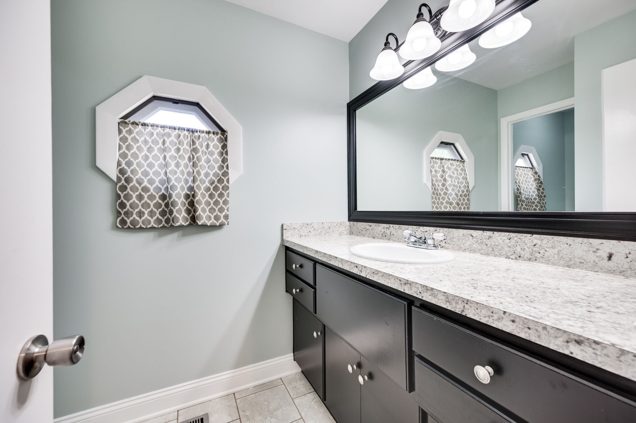 Nashville, Tennessee 37217, United States, 3 Bedrooms Bedrooms, ,2 BathroomsBathrooms,Residential,Pending,81603