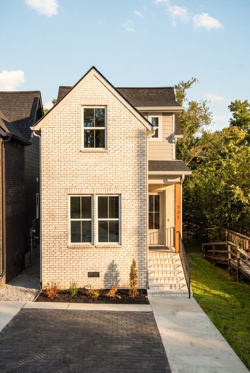 331 Queen Ave