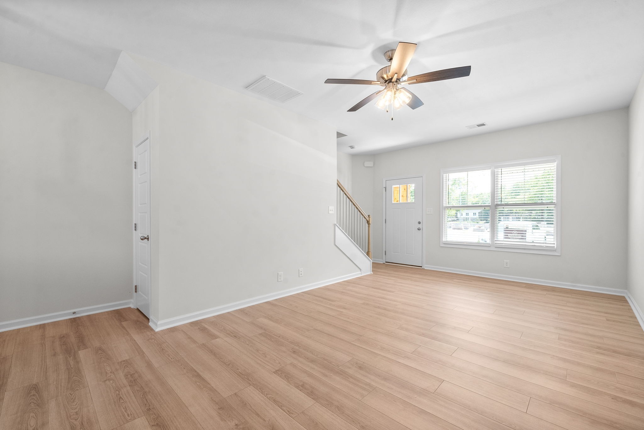 Clarksville, Tennessee 37043, United States, 2 Bedrooms Bedrooms, ,3 BathroomsBathrooms,Residential,Active,144703