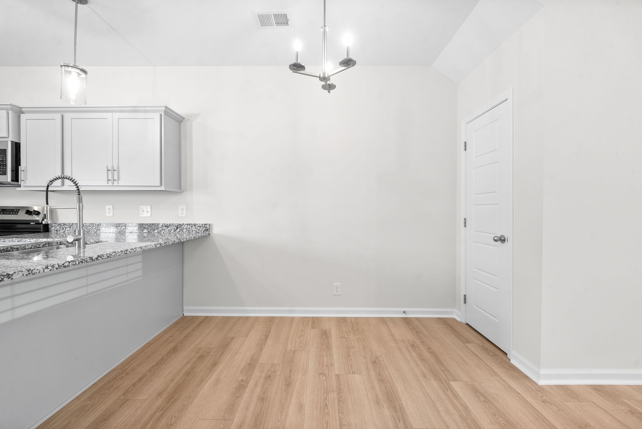 Clarksville, Tennessee 37043, United States, 2 Bedrooms Bedrooms, ,3 BathroomsBathrooms,Residential,Active,144703