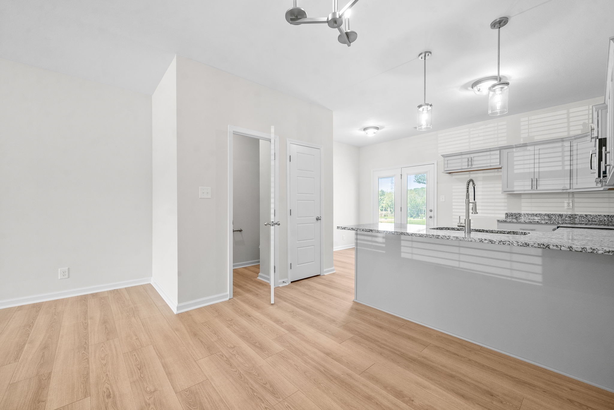 Clarksville, Tennessee 37043, United States, 2 Bedrooms Bedrooms, ,3 BathroomsBathrooms,Residential,Active,144703