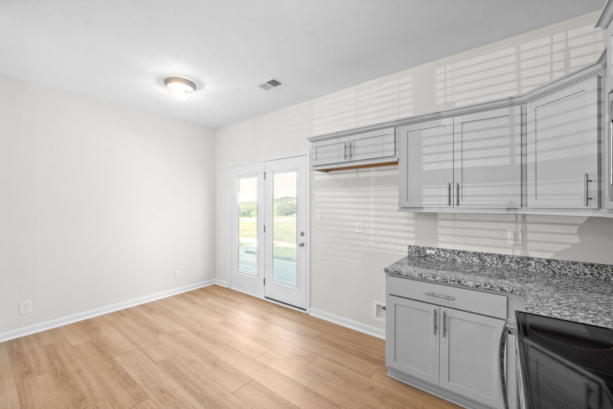 Clarksville, Tennessee 37043, United States, 2 Bedrooms Bedrooms, ,3 BathroomsBathrooms,Residential,Active,144703