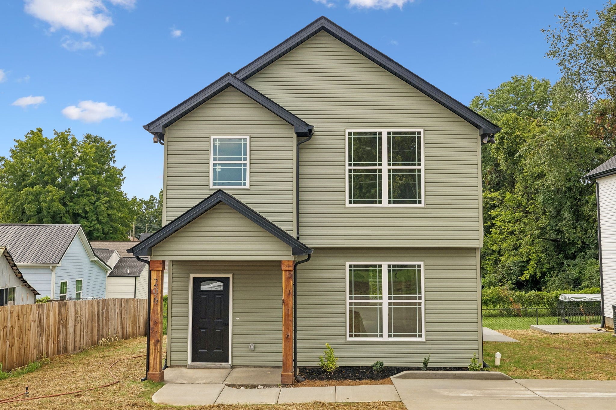 206 15th Ave W