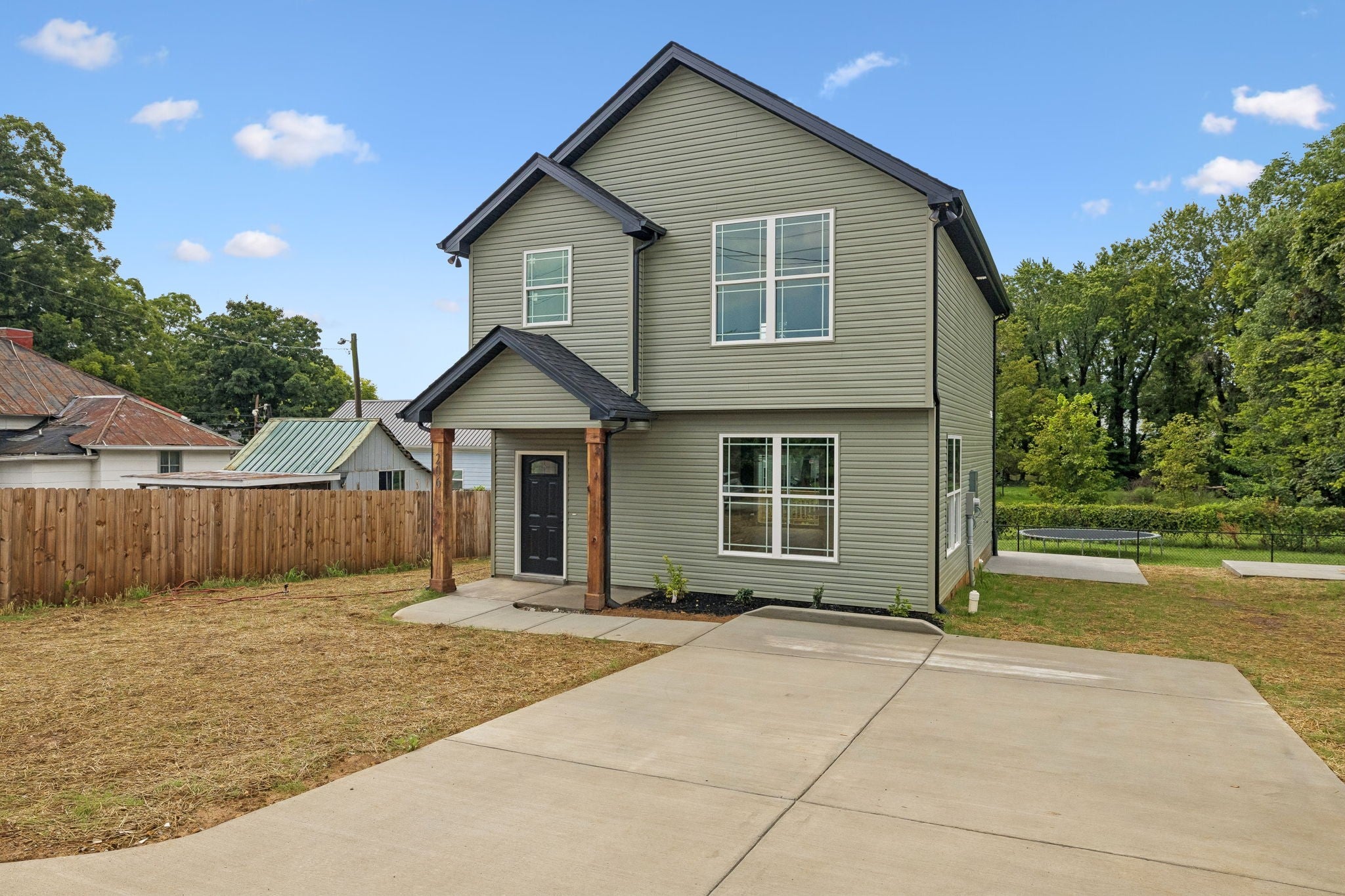 206 15th Ave W