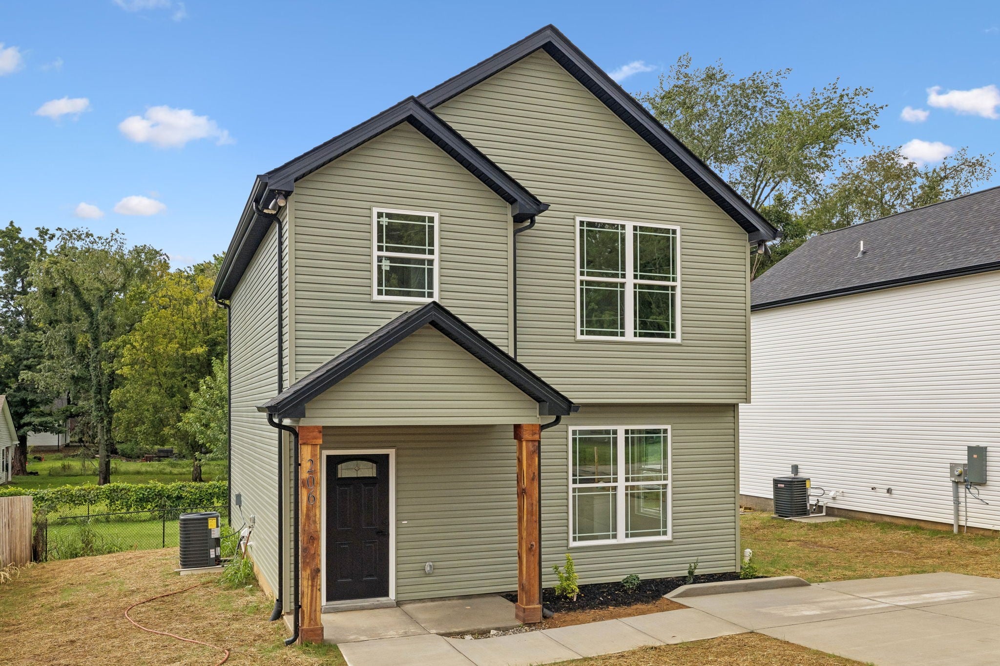 206 15th Ave W