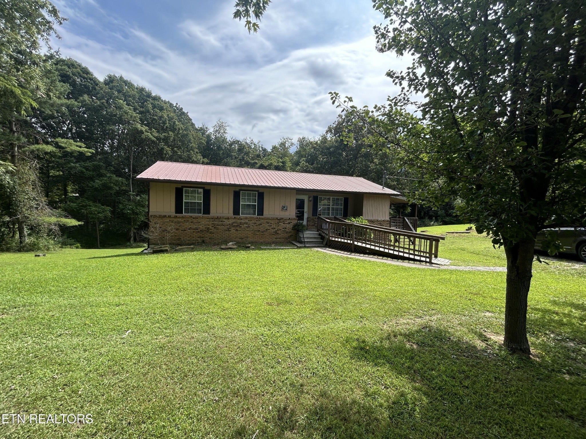 1041 Roysden Rd