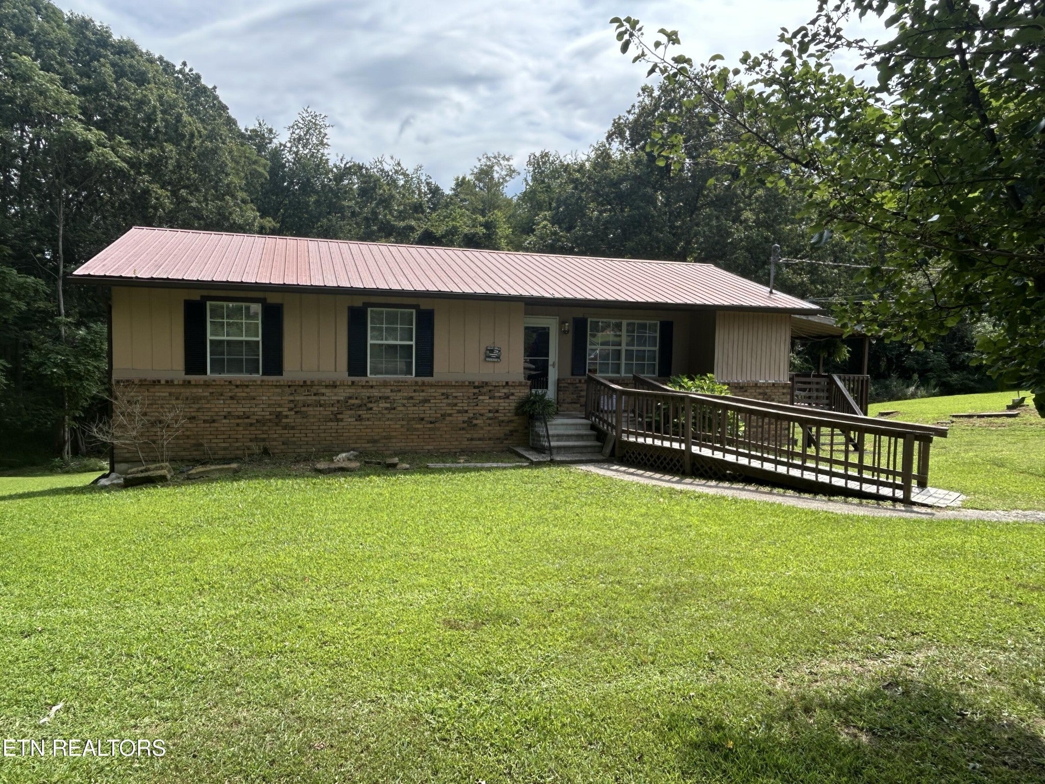 1041 Roysden Rd