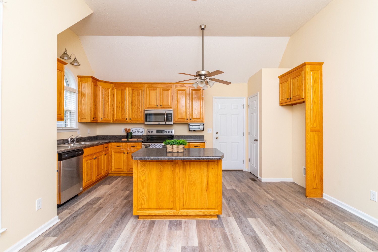 Photo 8 of 26 of 17 Aspen Hills Dr house