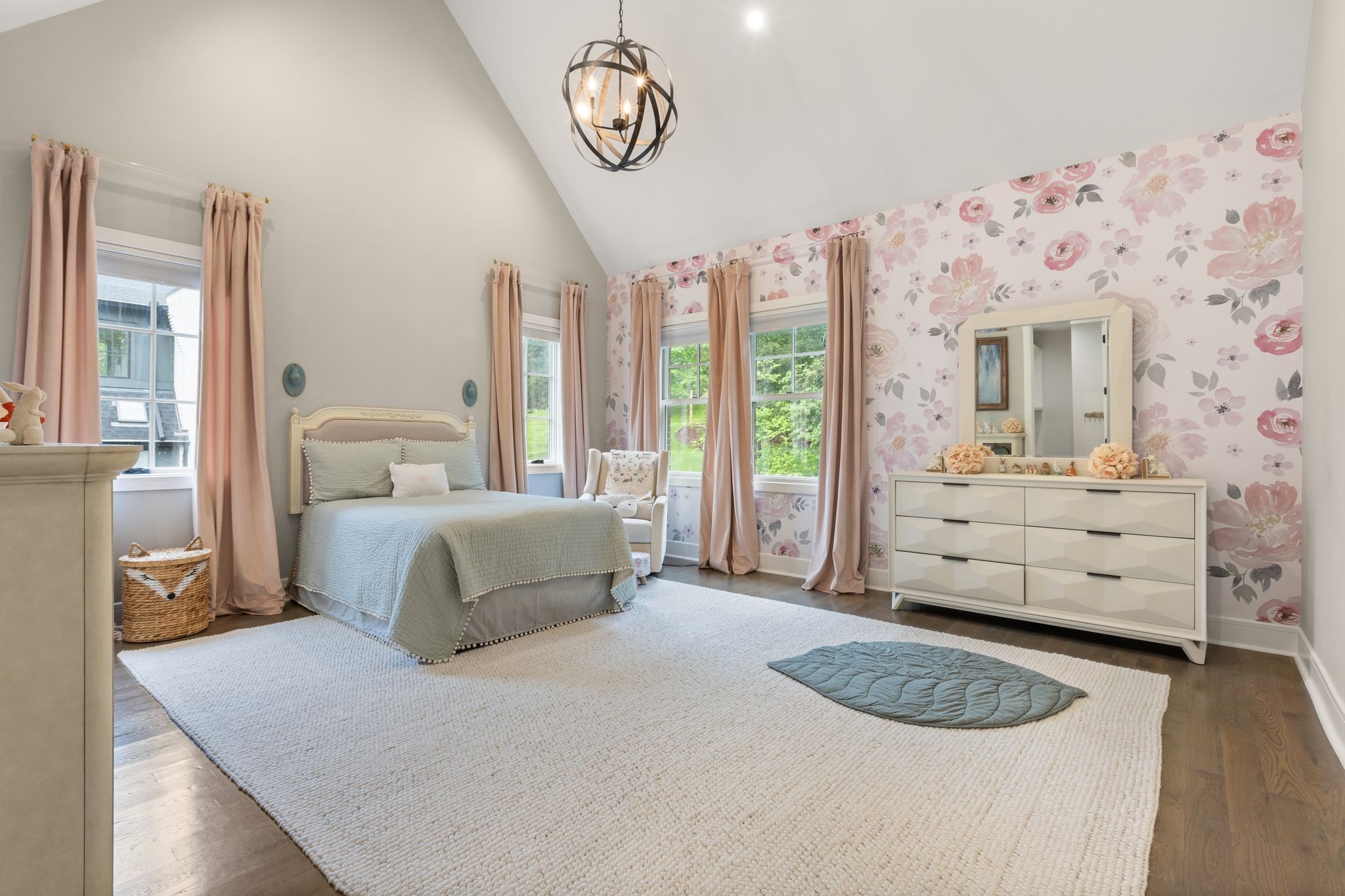 Nashville, Tennessee 37205, United States, 5 Bedrooms Bedrooms, ,6 BathroomsBathrooms,Residential,Active,109372