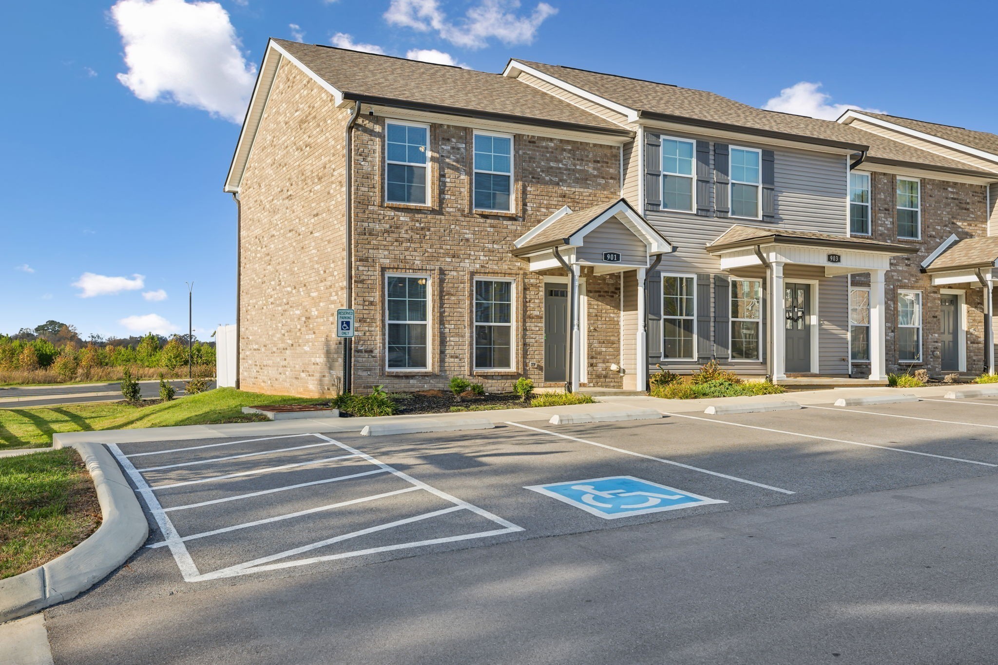 Photo 1 of 24 — 925 Sutton Cv, Columbia, TN 38401