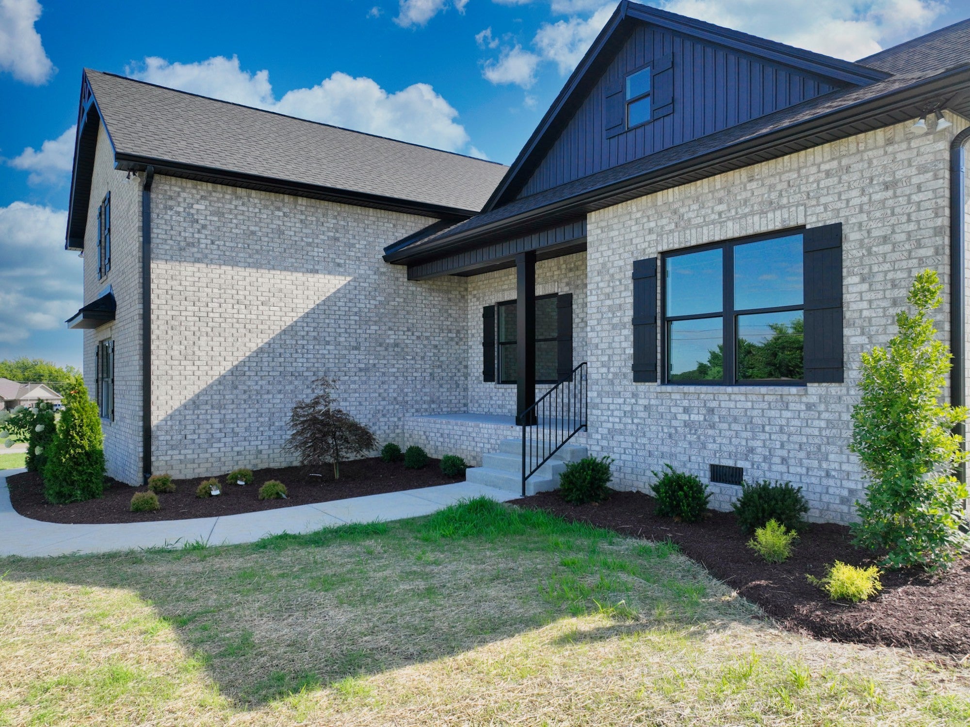 102 N Nikki Dr