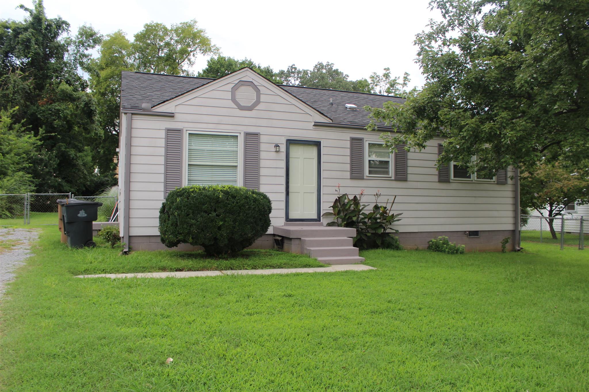 Photo 1 of 12 — 627 Cottonwood Dr, Nashville, TN 37214
