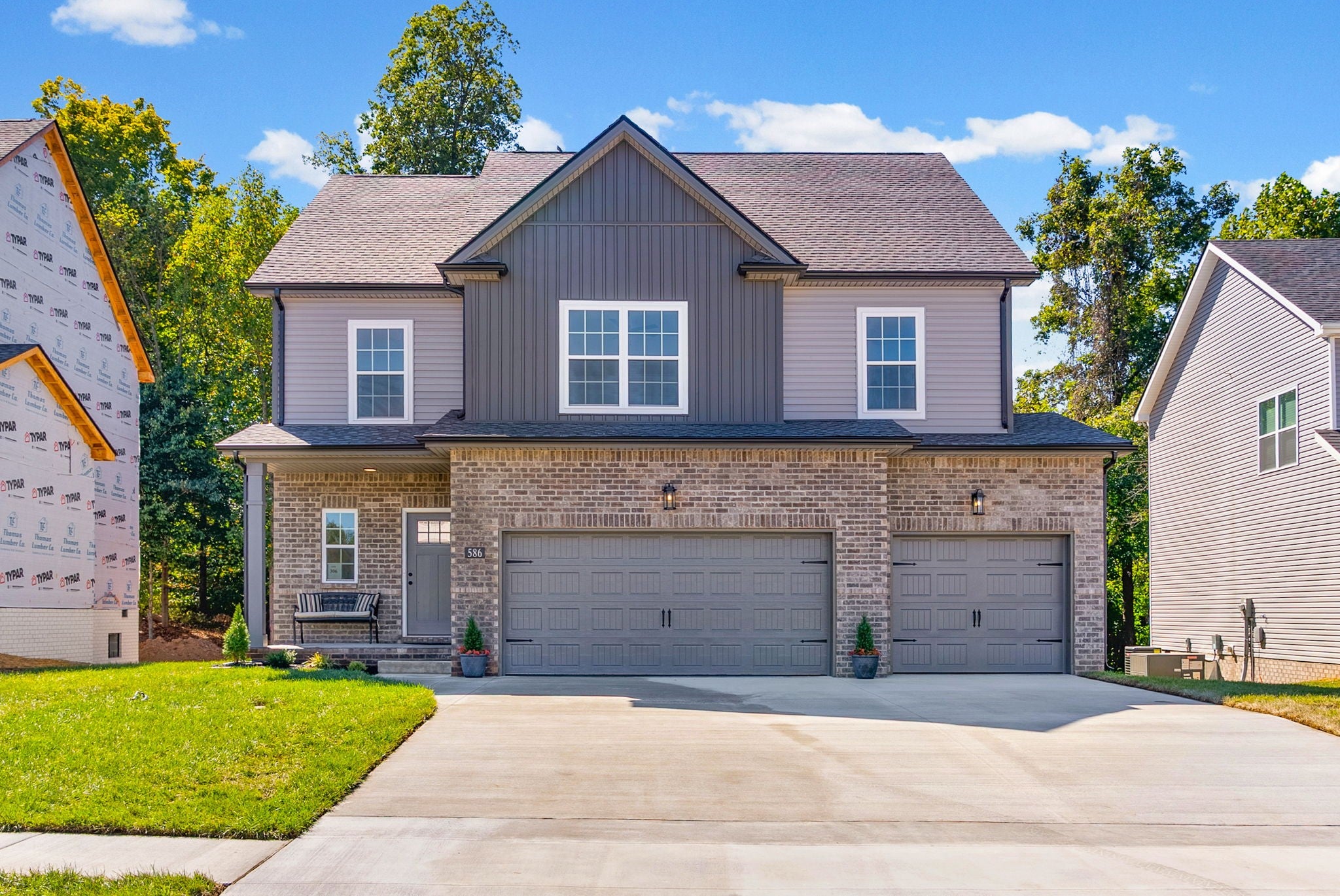 586 Pongracz Way