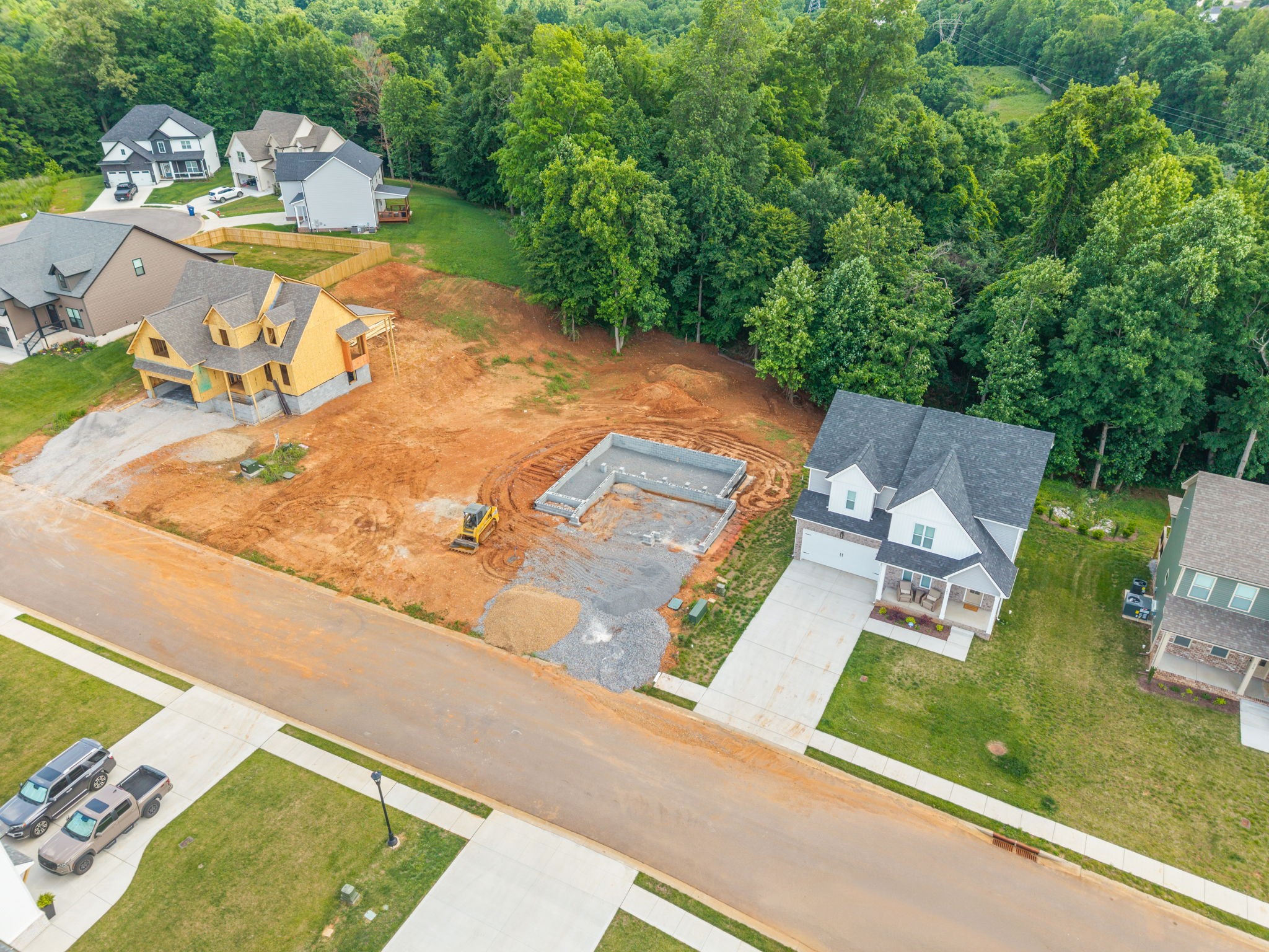 586 Pongracz Way