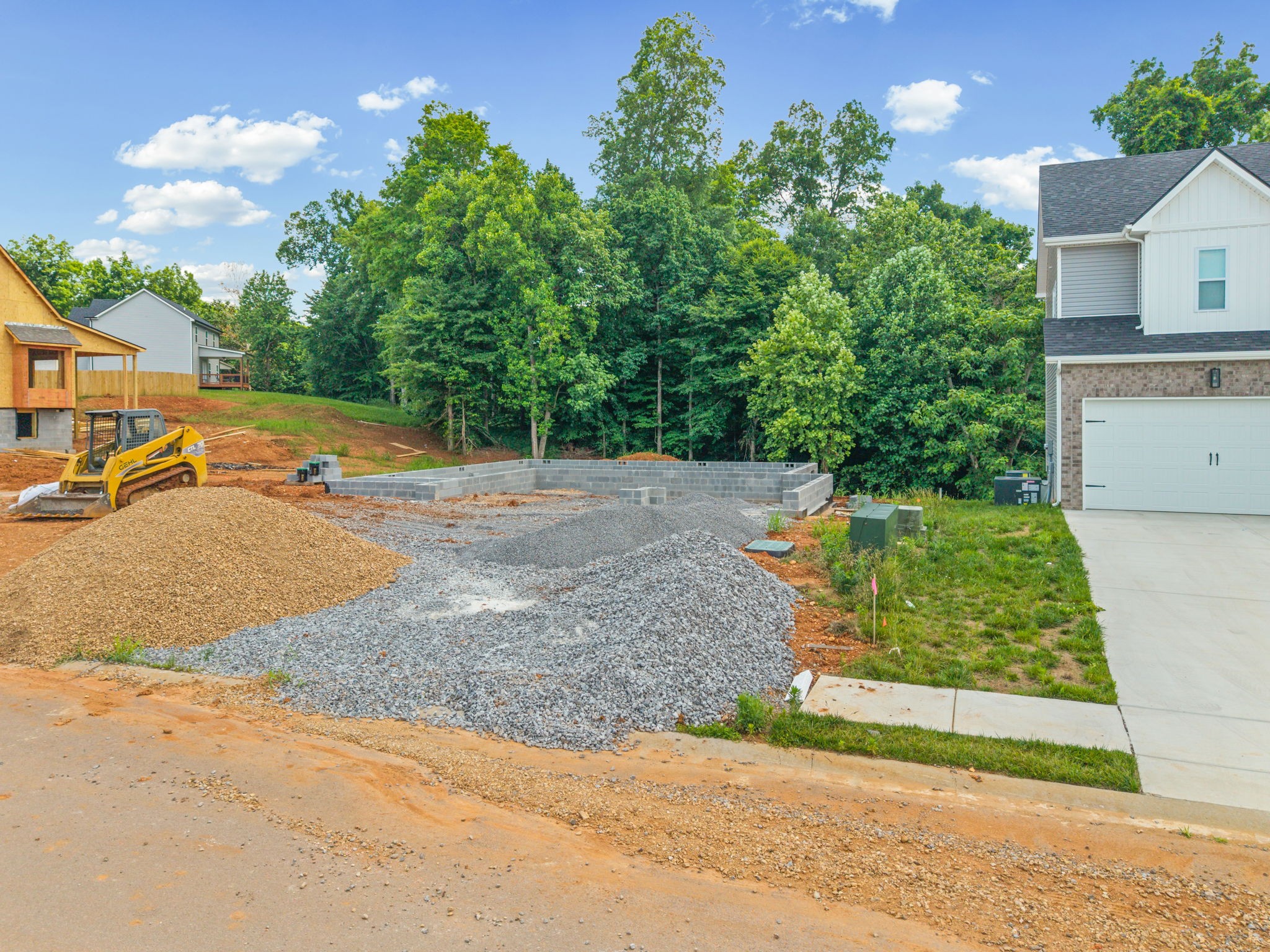 586 Pongracz Way