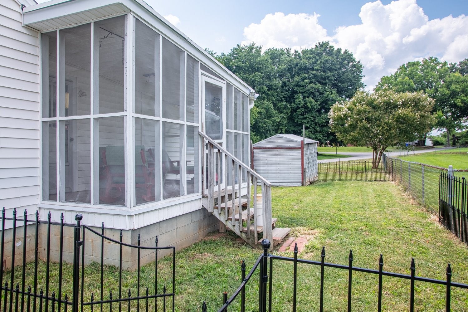 2204 Denham Ave
