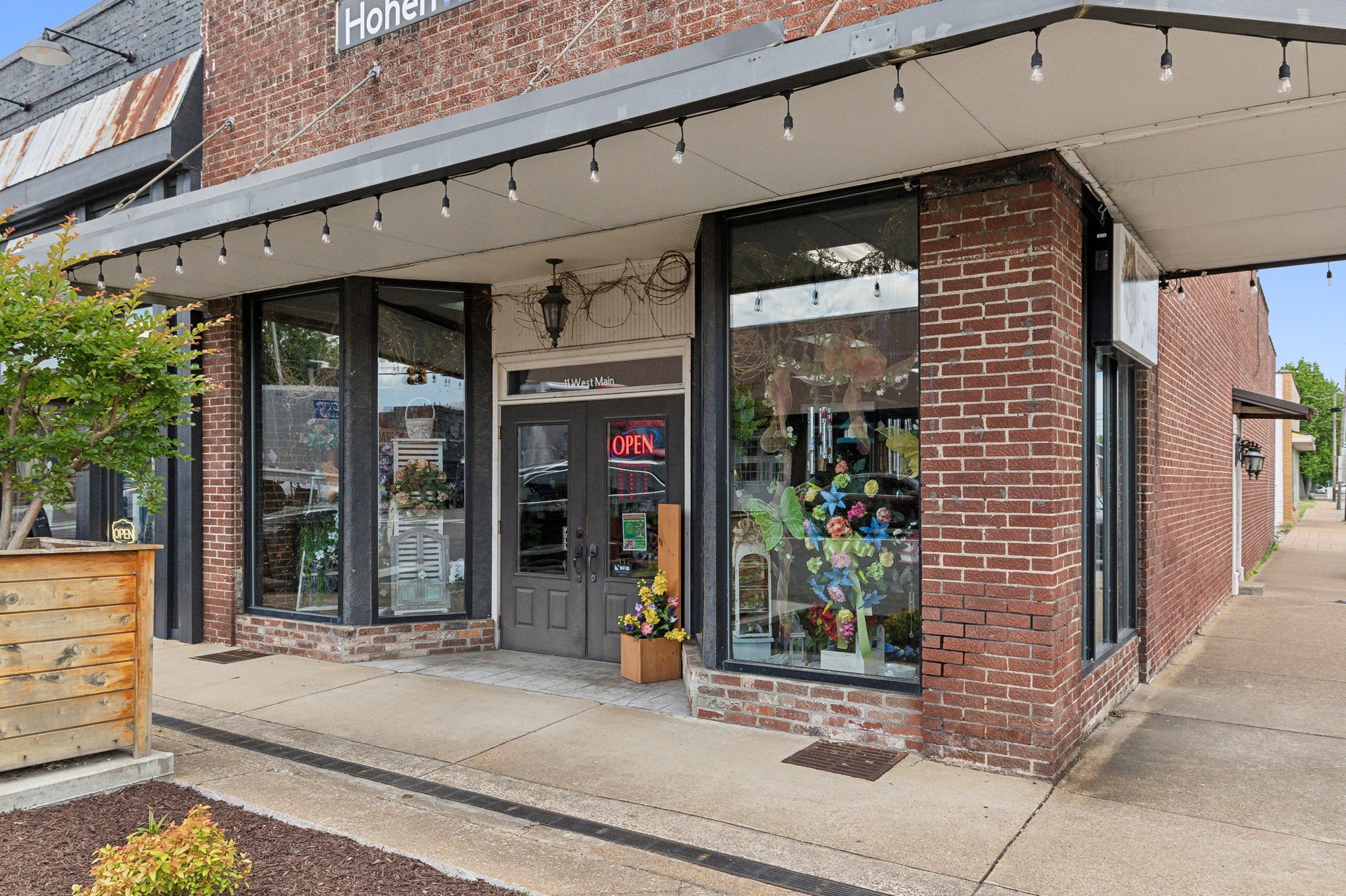 11 W Main St