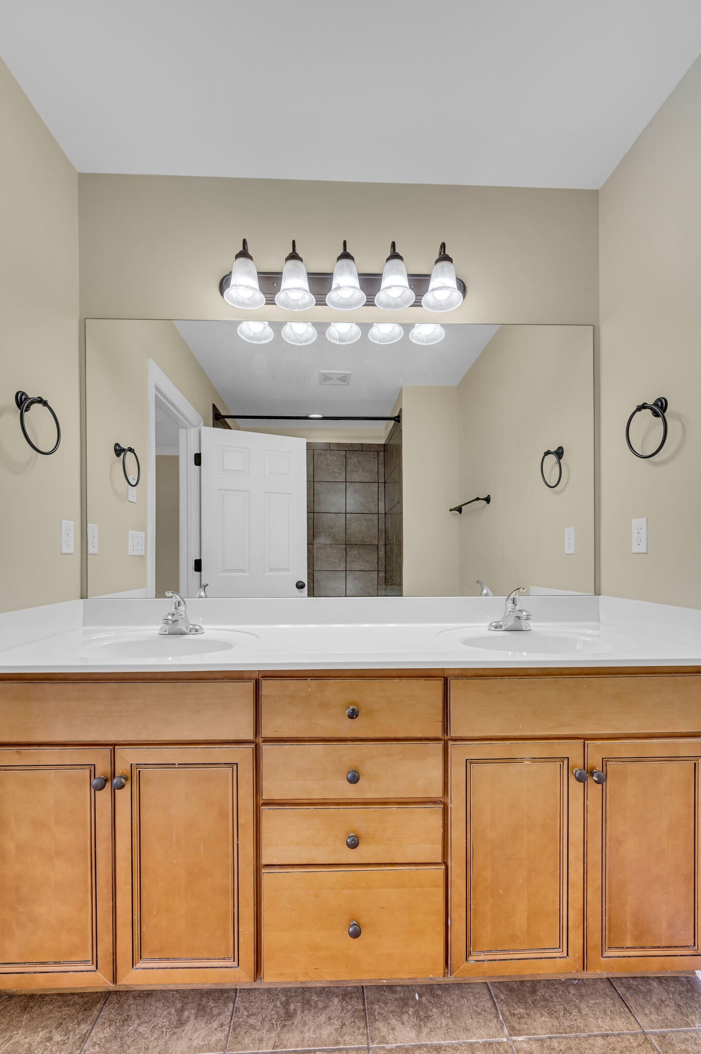 Nashville, Tennessee 37214, United States, 3 Bedrooms Bedrooms, ,3 BathroomsBathrooms,Residential,Active,95707