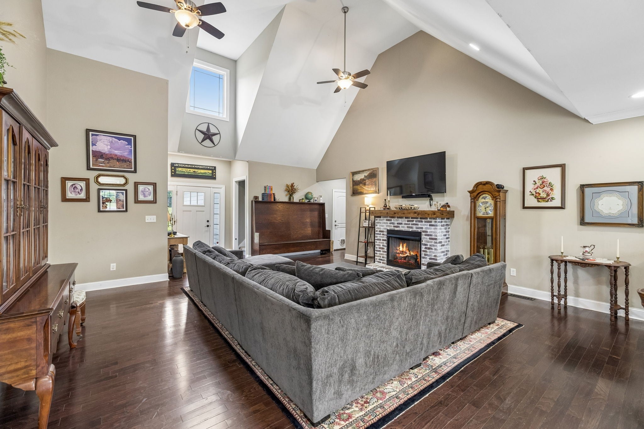 1002 Douglas Ct