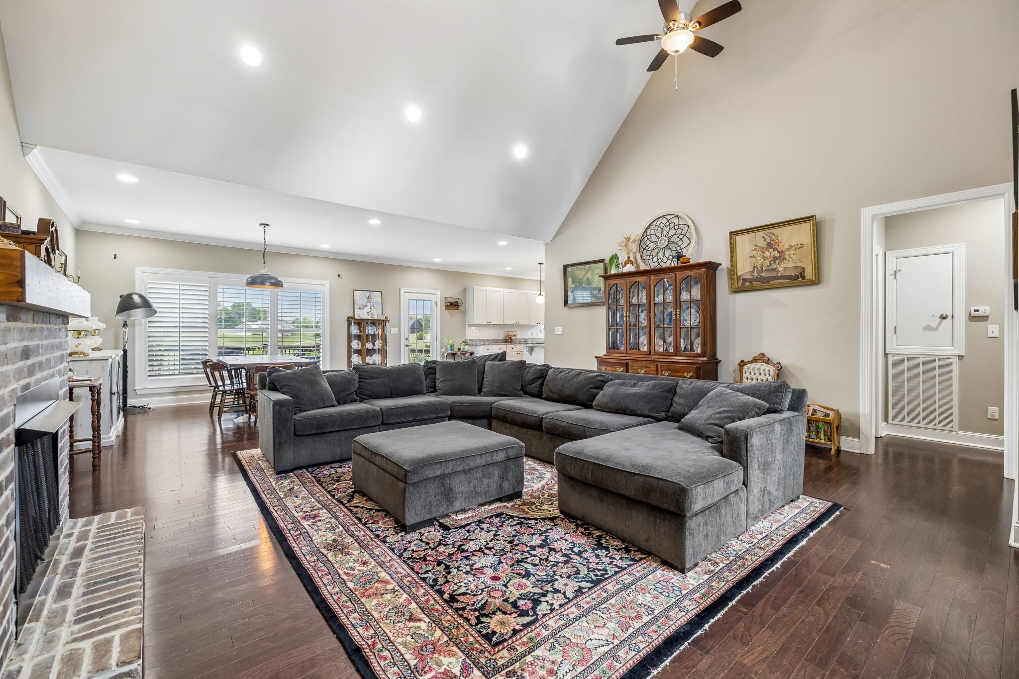 1002 Douglas Ct