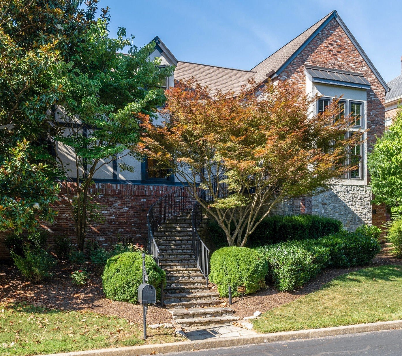55 Whitworth Blvd