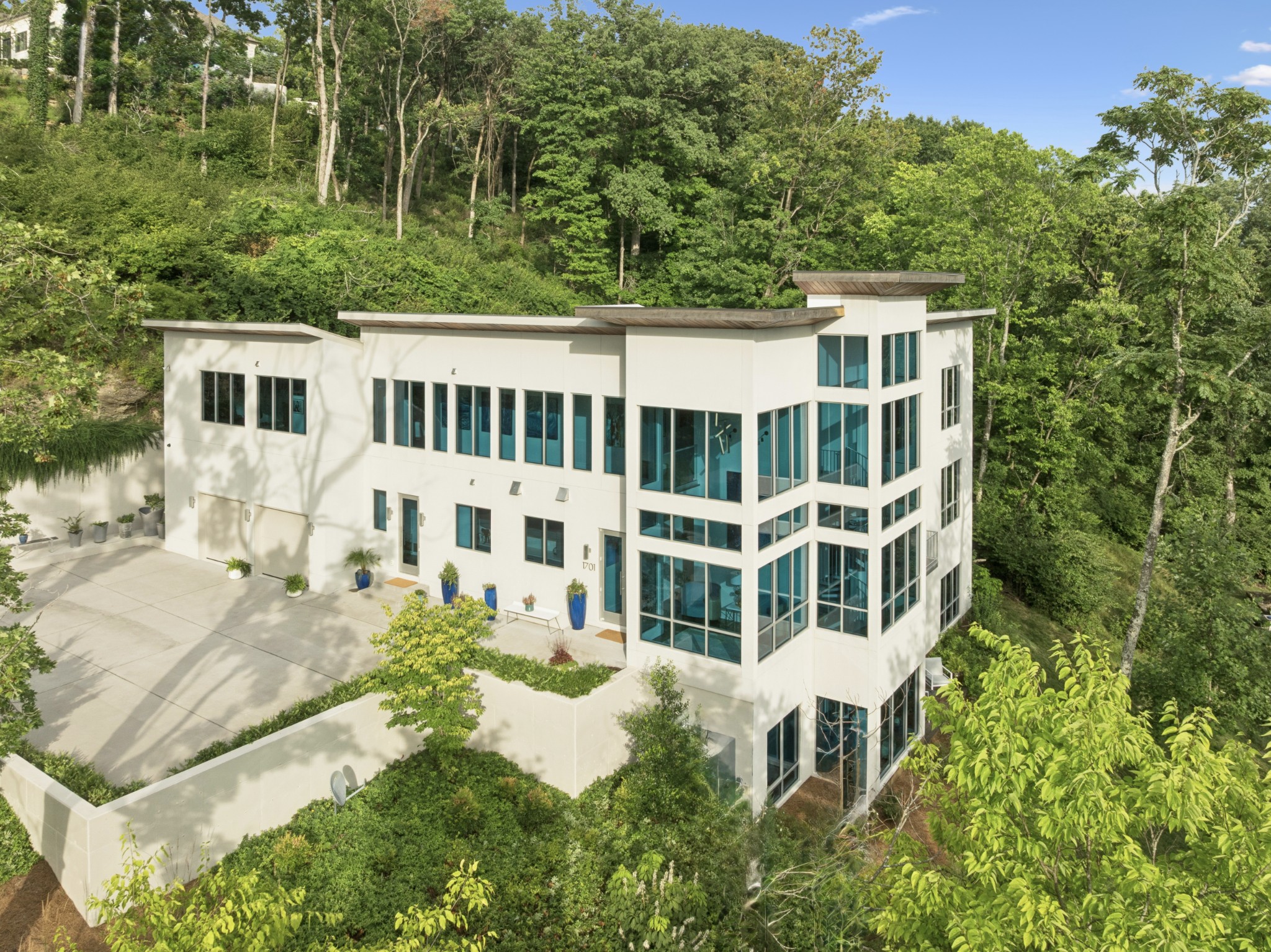 1701 Woodsong Dr