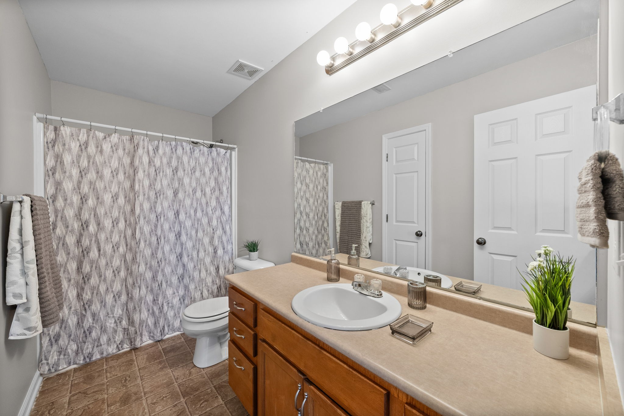 Clarksville, Tennessee 37042, United States, 3 Bedrooms Bedrooms, ,3 BathroomsBathrooms,Residential,Pending,183064