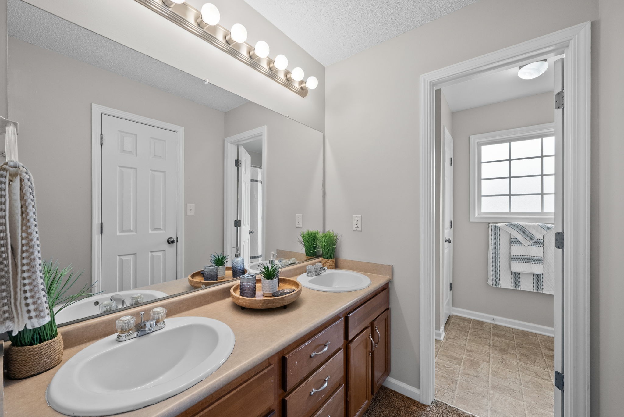 Clarksville, Tennessee 37042, United States, 3 Bedrooms Bedrooms, ,3 BathroomsBathrooms,Residential,Pending,183064