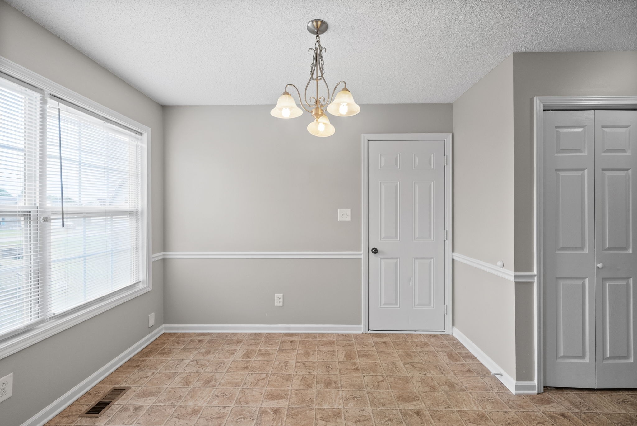 Clarksville, Tennessee 37042, United States, 3 Bedrooms Bedrooms, ,3 BathroomsBathrooms,Residential,Pending,183064