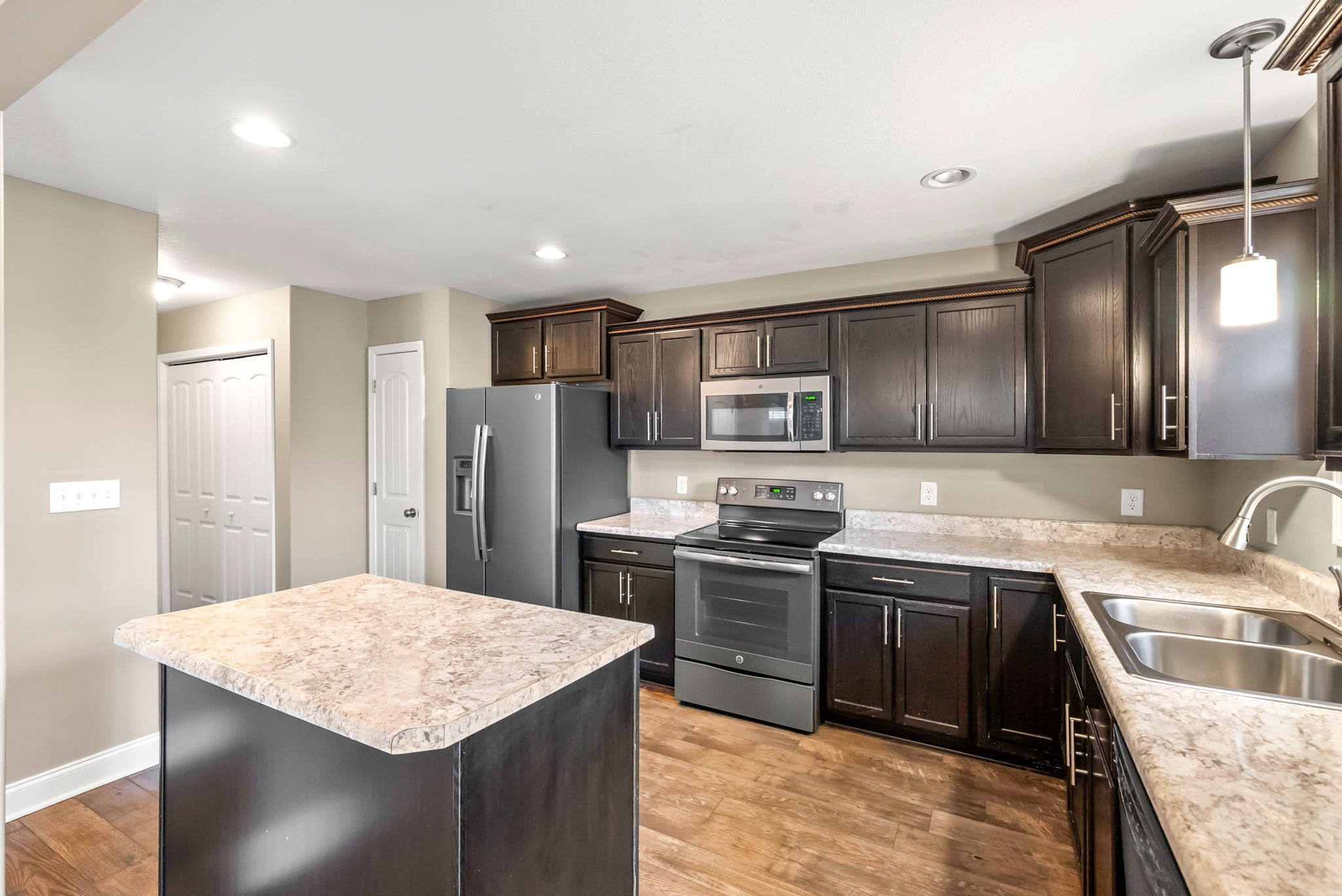 Clarksville, Tennessee 37042, United States, 3 Bedrooms Bedrooms, ,3 BathroomsBathrooms,Residential,Active,191516