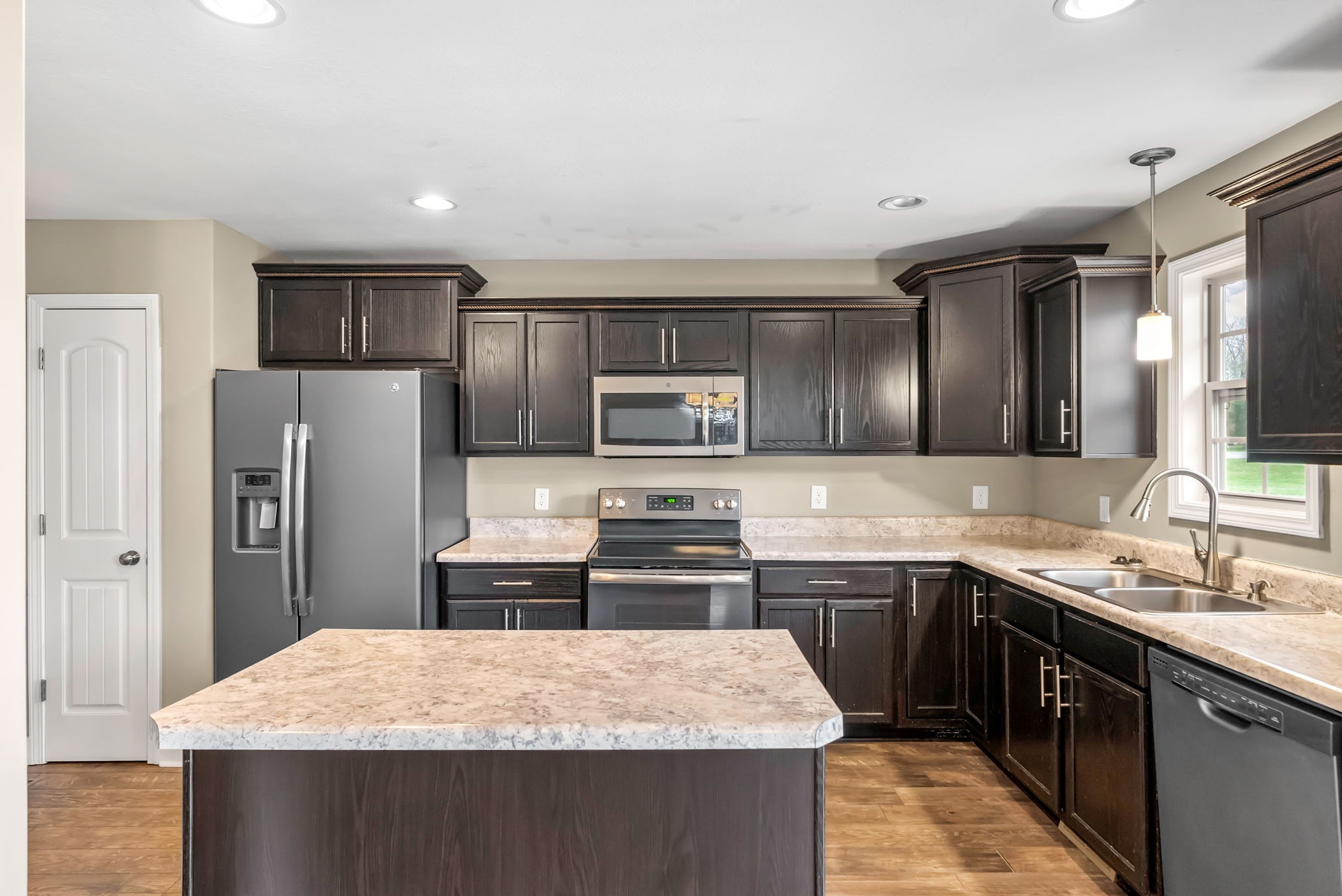 Clarksville, Tennessee 37042, United States, 3 Bedrooms Bedrooms, ,3 BathroomsBathrooms,Residential,Active,191516