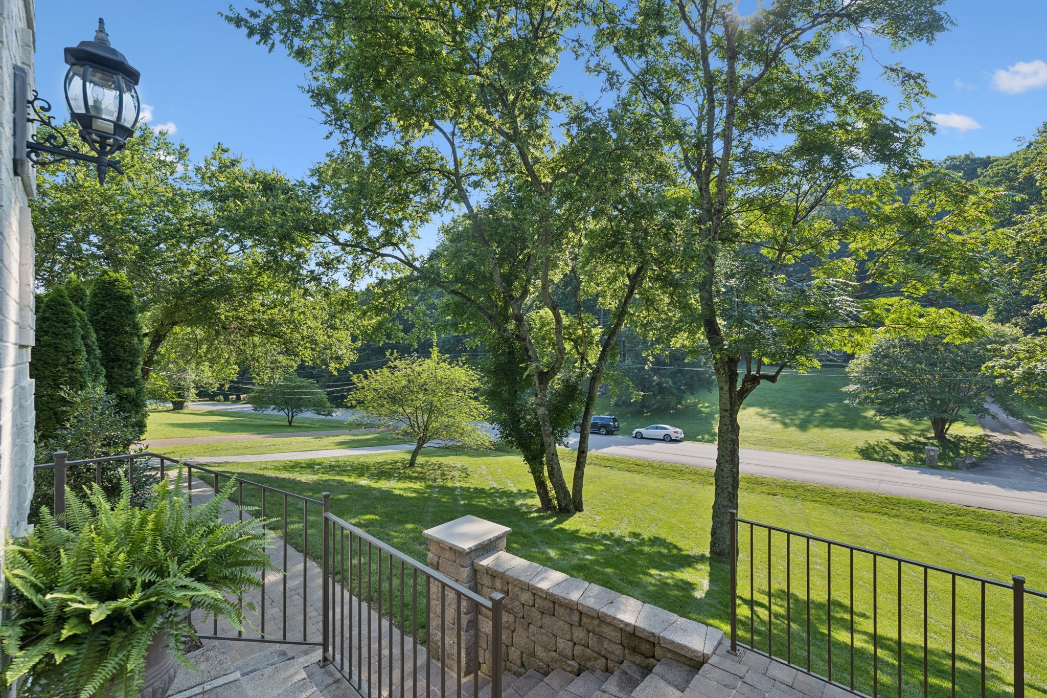5547 Hillview Dr