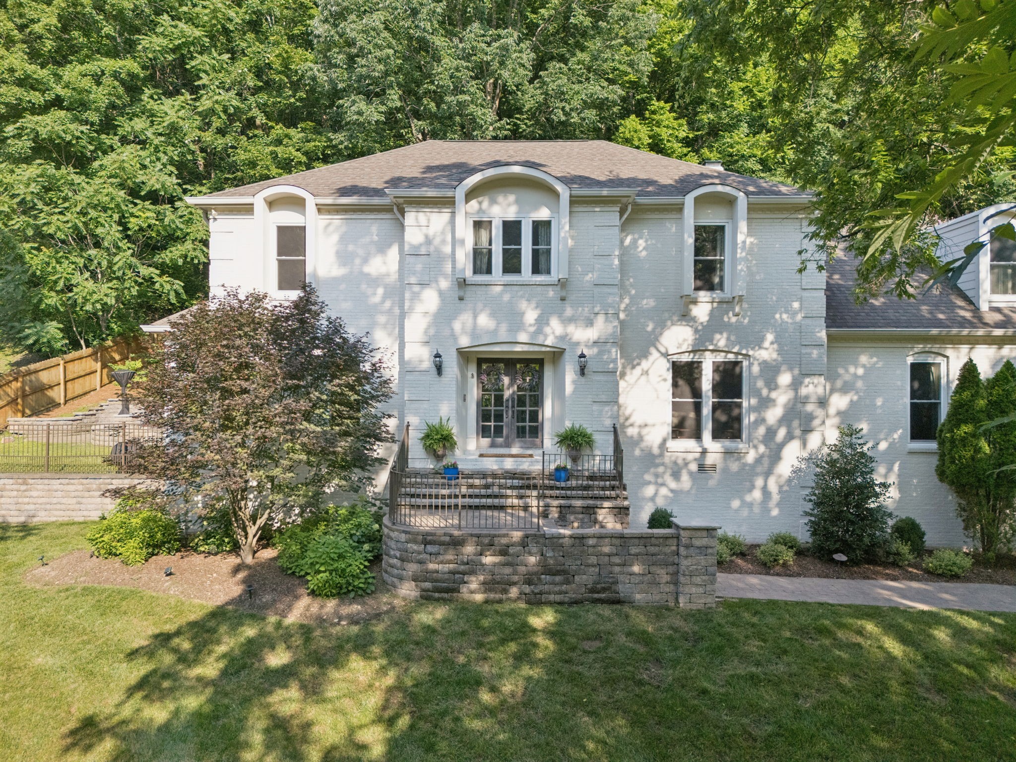 5547 Hillview Dr