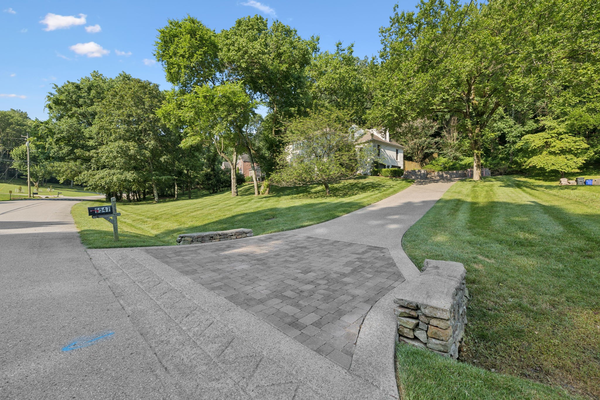 5547 Hillview Dr