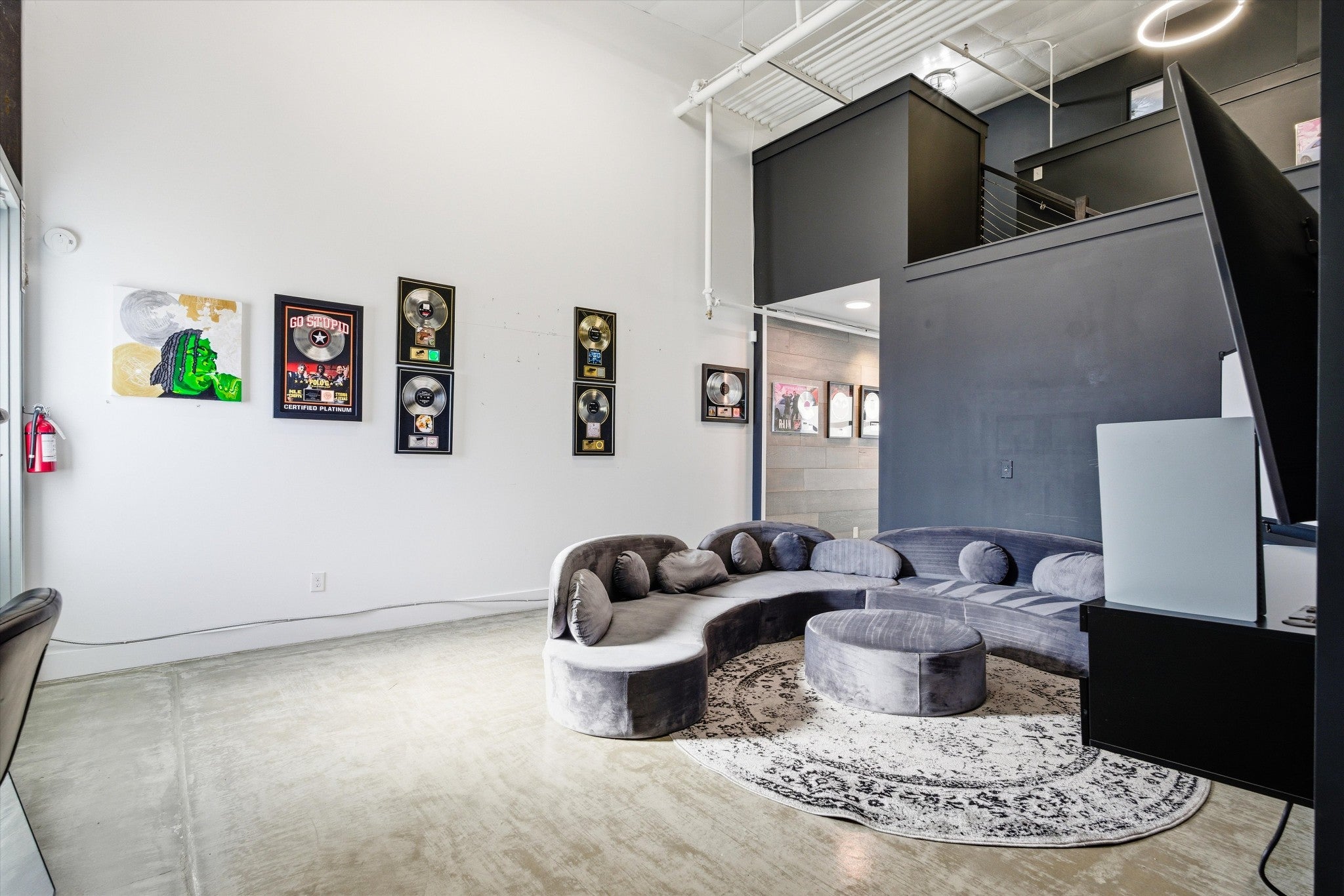 370 Herron Dr 7