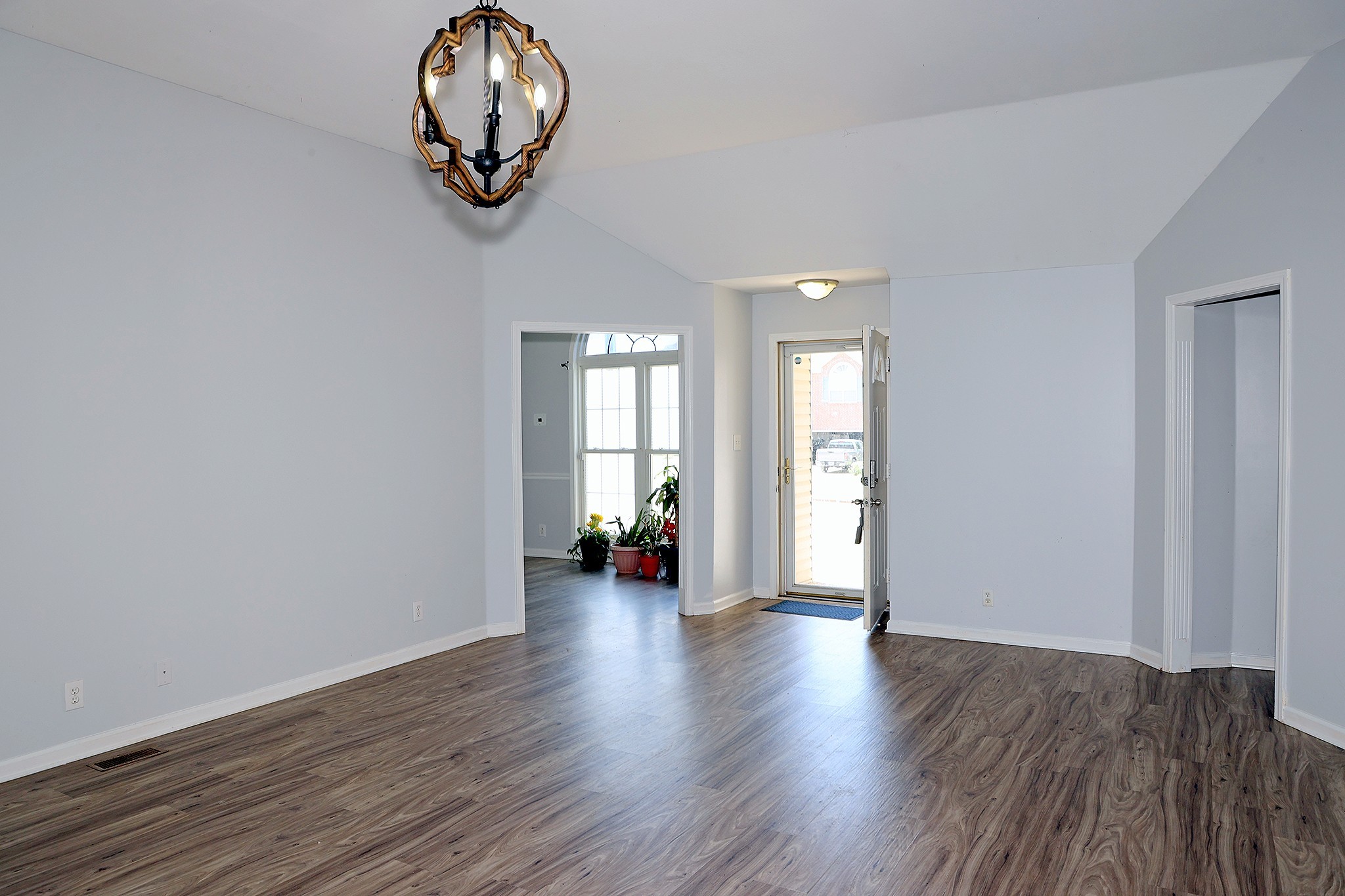 1576 Barrywood Cir W