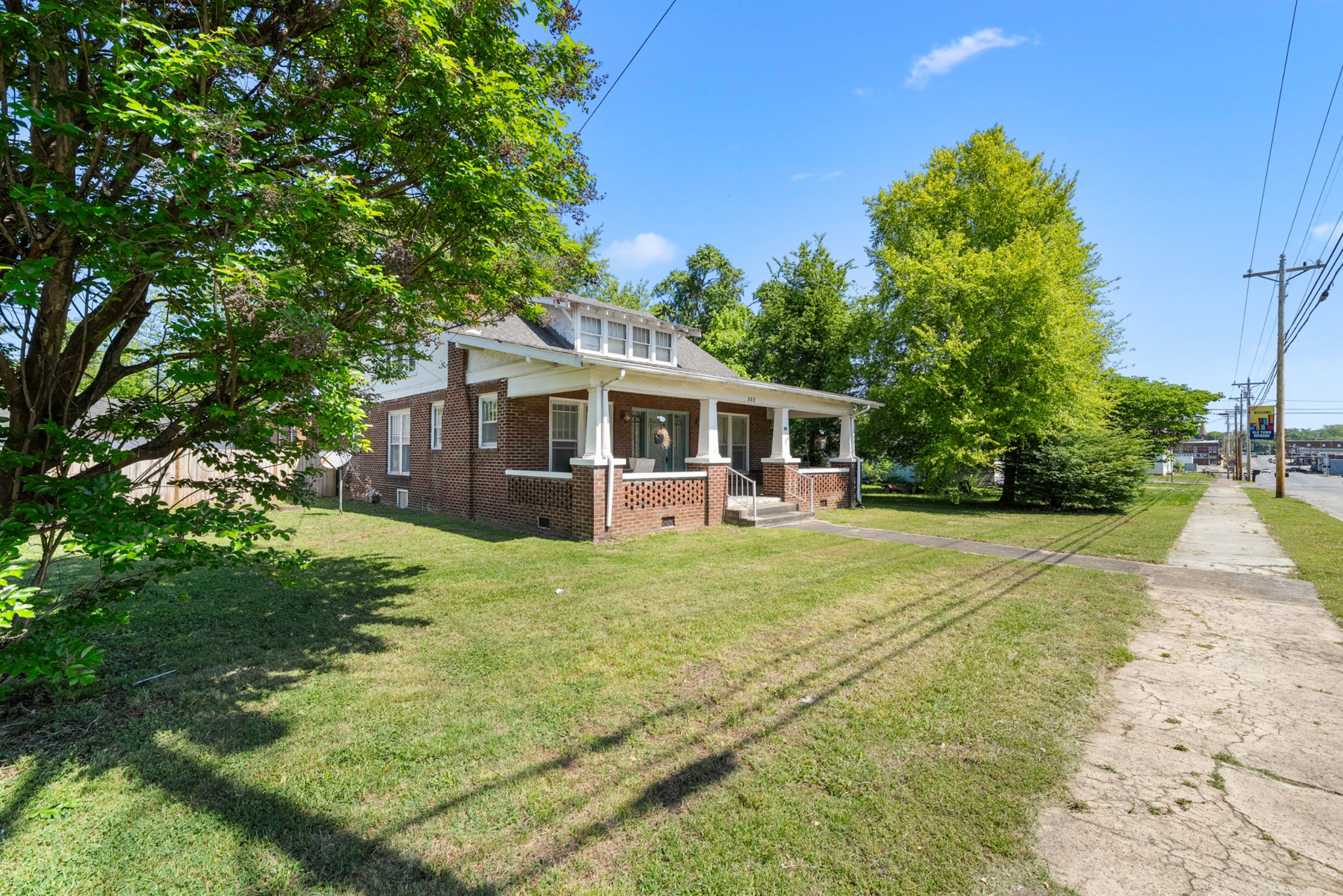 302 W Main St