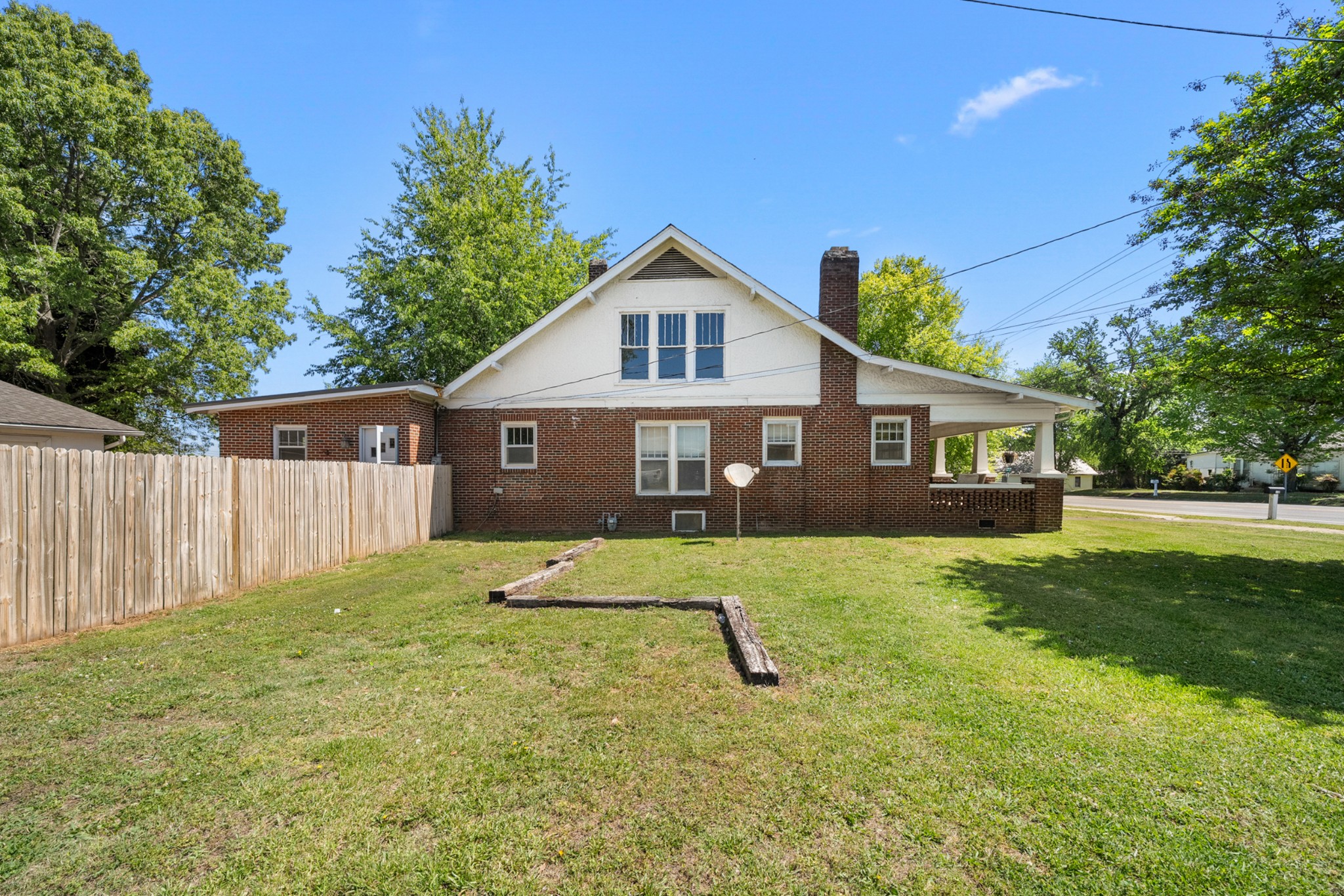 302 W Main St