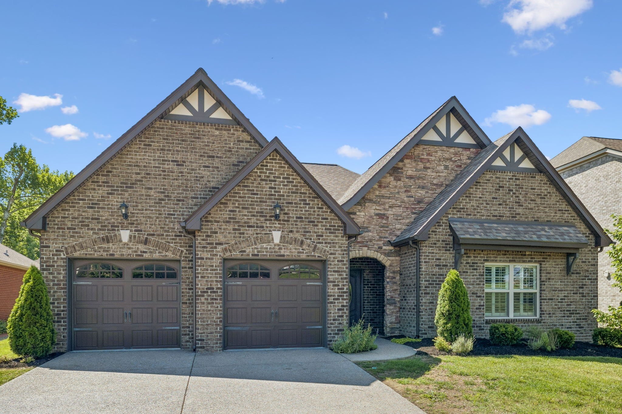 216 Meandering Dr