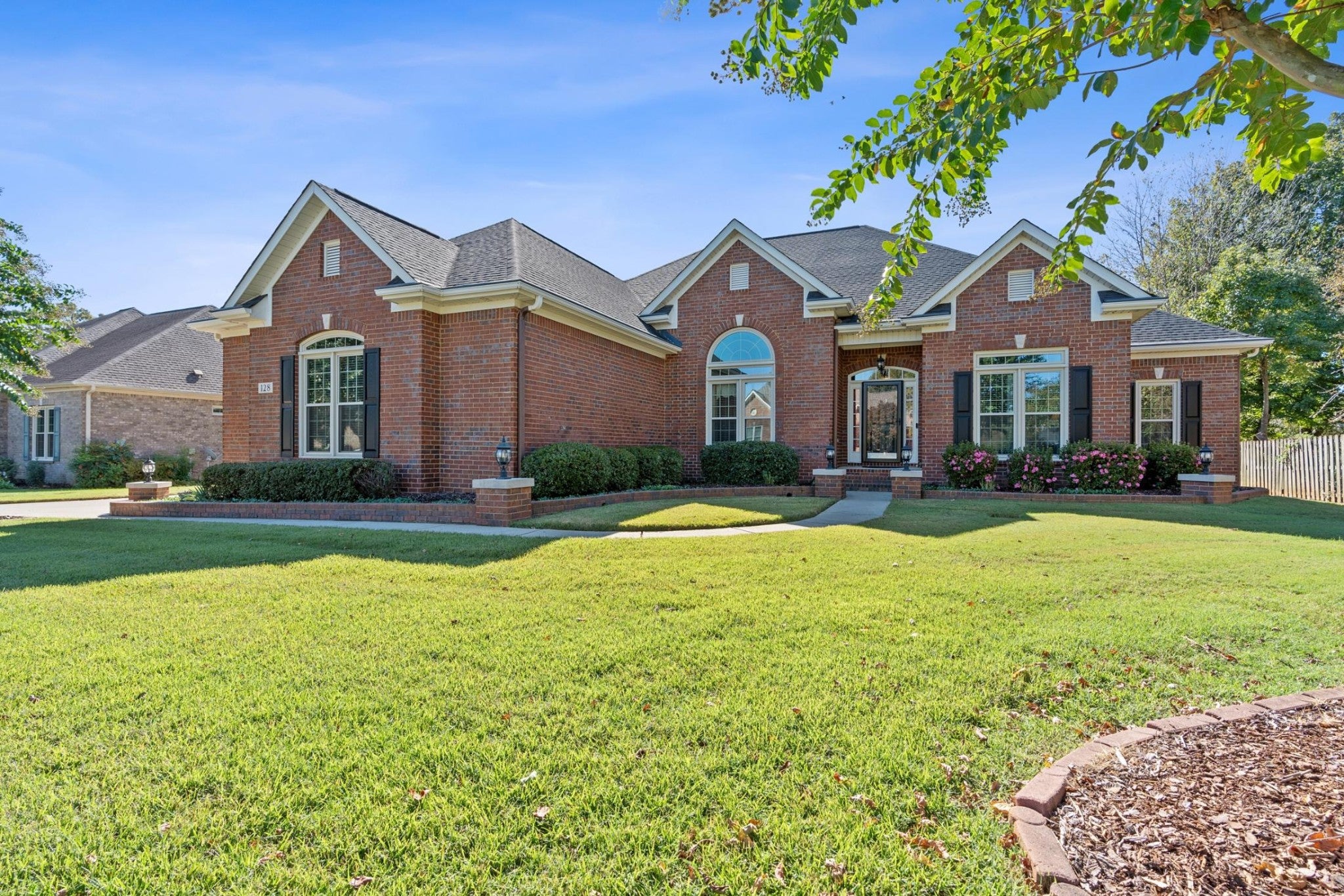 128 Holbrook Dr