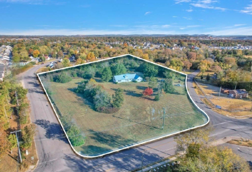1033 Twin Oak Dr