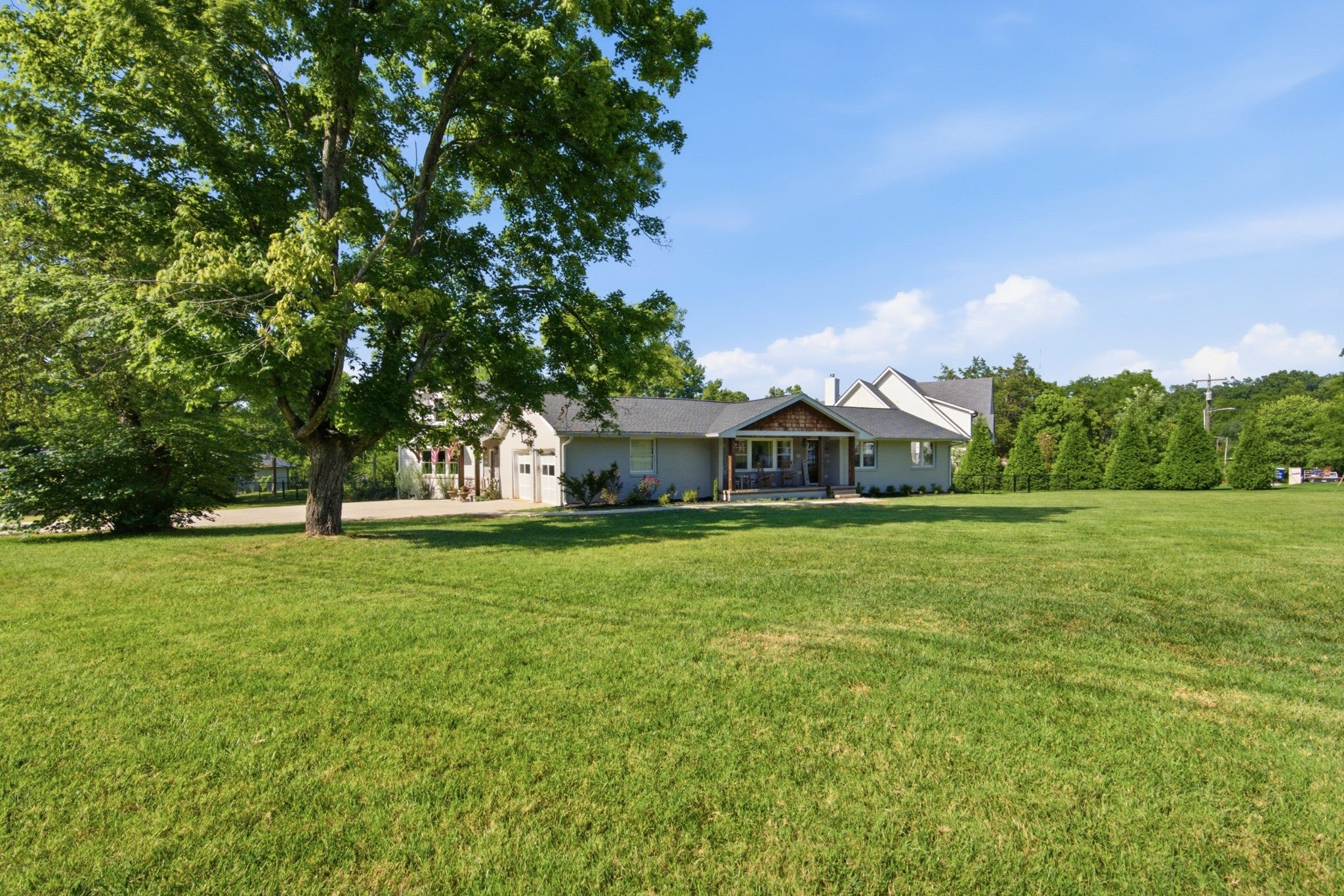 4-bed home for sale in Nashville, TN 37205, 824 Clematis Dr 824 Clematis Dr, Nashville TN 37205 4-bed home, photo 2 of 56
