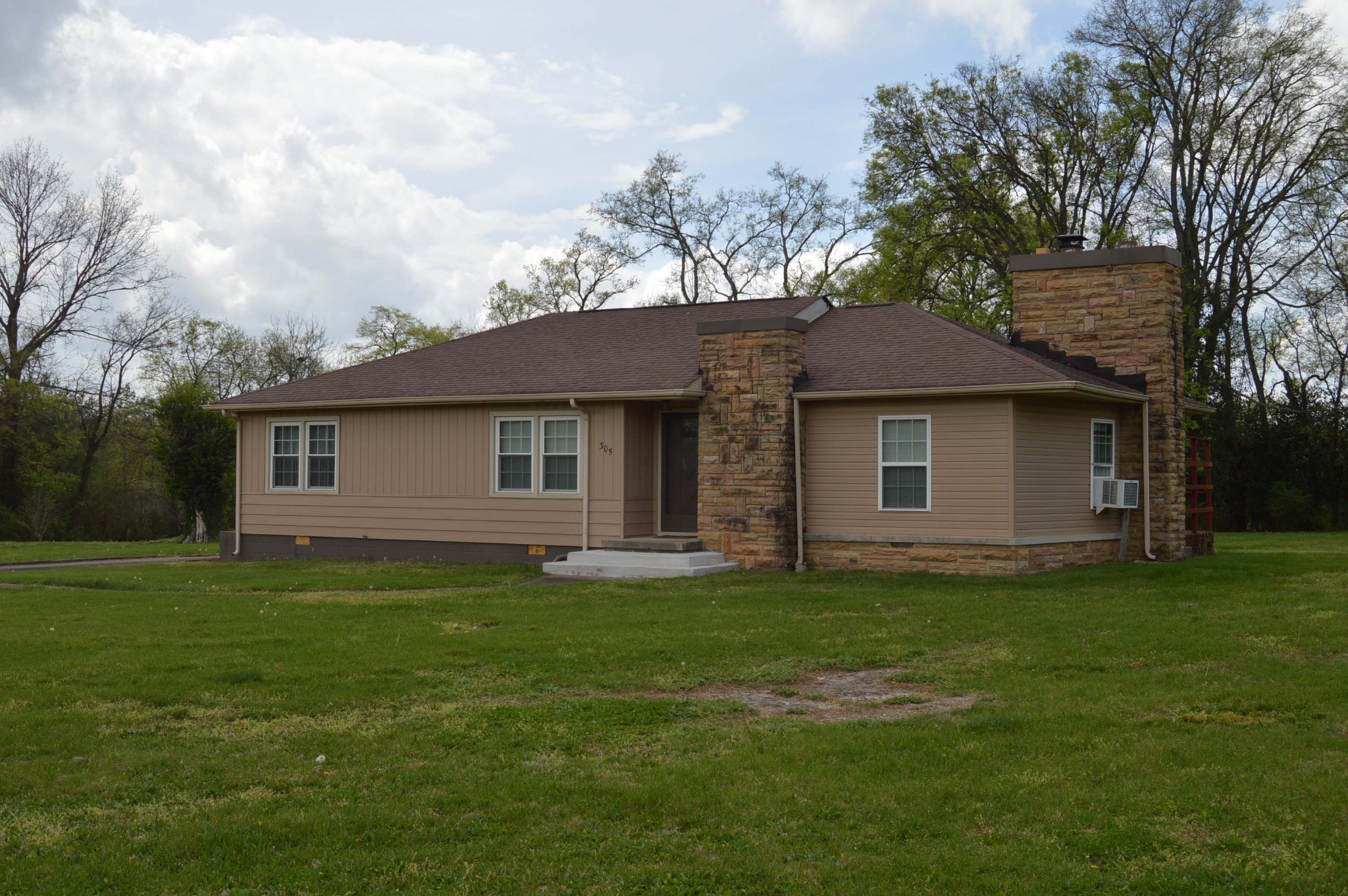 305 Peacock St