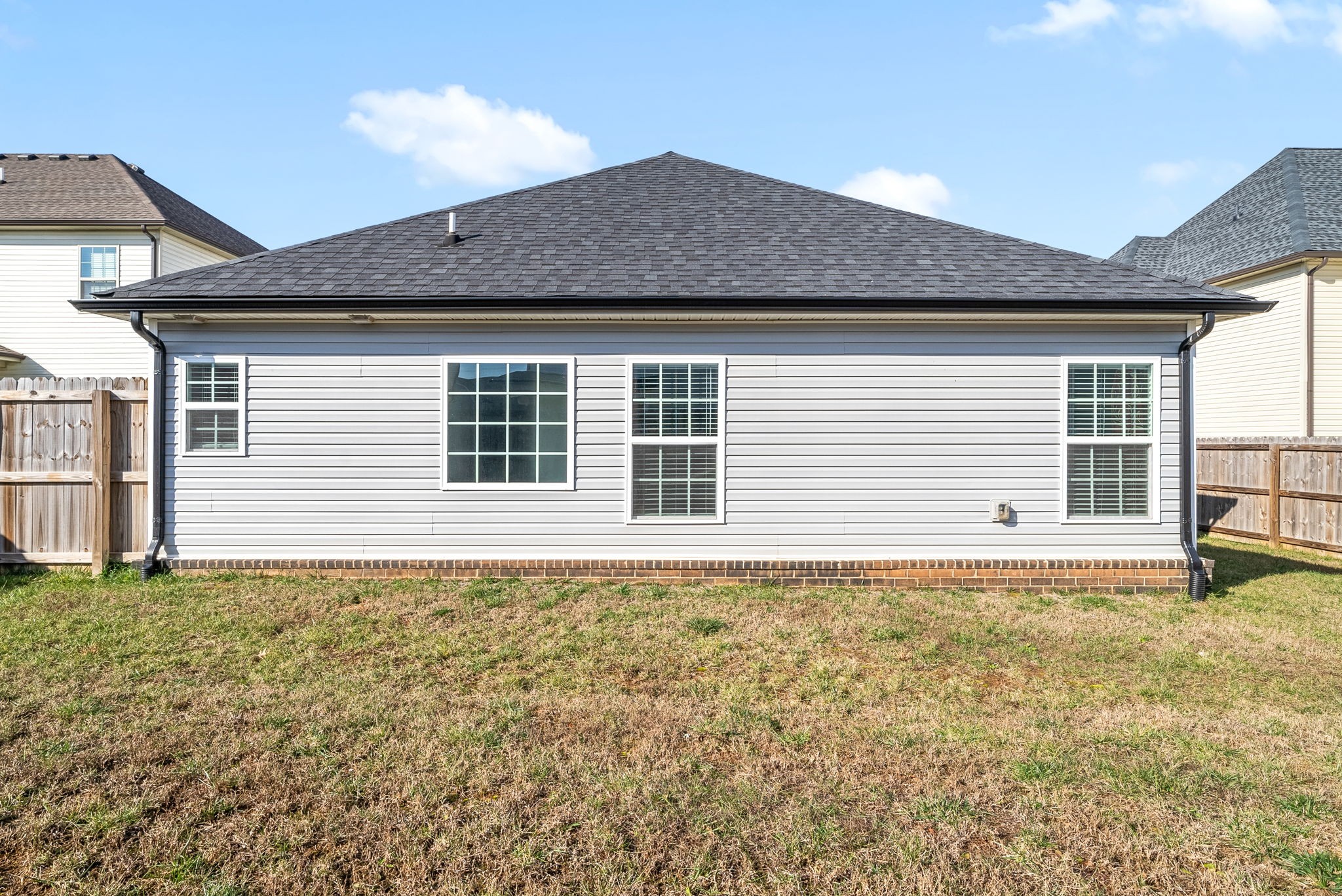 Clarksville, Tennessee 37040, United States, 3 Bedrooms Bedrooms, ,2 BathroomsBathrooms,Residential,Active,20991