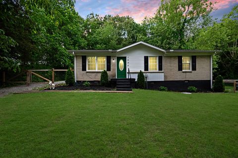 1032 Gordon Cir Burns TN 37029