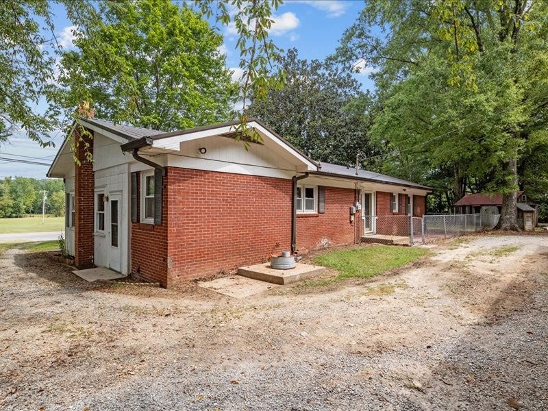 810 W Main St