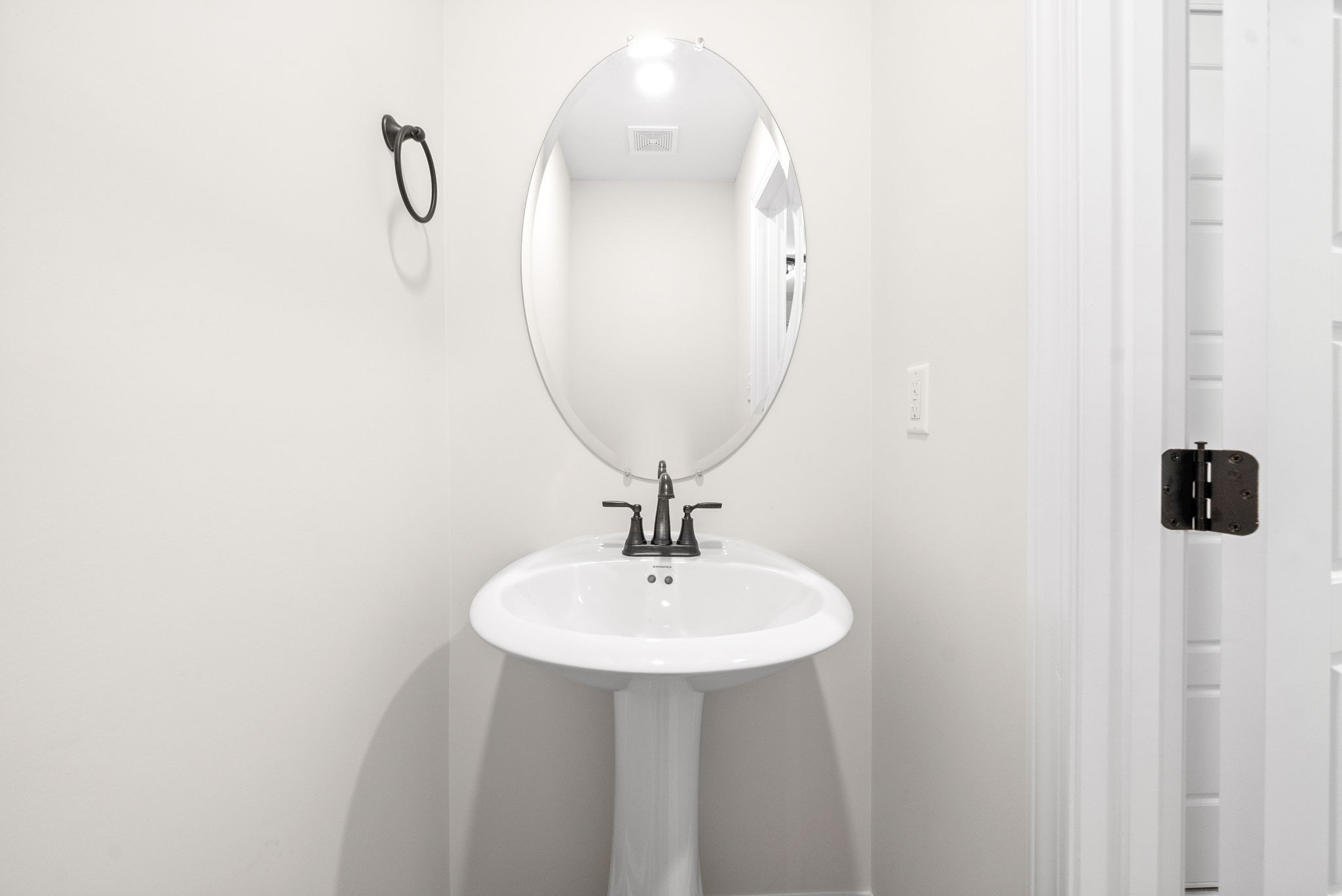 Clarksville, Tennessee 37040, United States, 3 Bedrooms Bedrooms, ,3 BathroomsBathrooms,Residential,Pending,45258