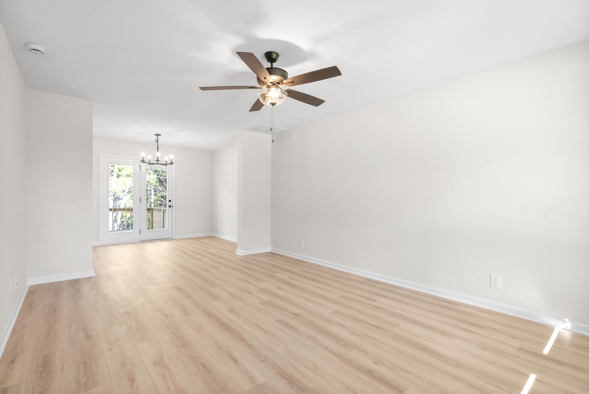 Clarksville, Tennessee 37040, United States, 3 Bedrooms Bedrooms, ,3 BathroomsBathrooms,Residential,Pending,45258